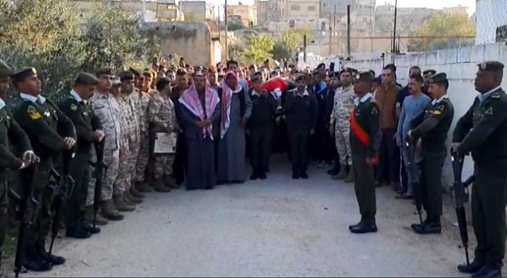 صورة حول : الأردنيون يشيعون جثمان الوكيل أول إياد النعيمي إلى مثواه الأخير في إربد الأردنيون يشيعون جثمان الوكيل أول إياد النعيمي إلى مثواه الأخير في إربد