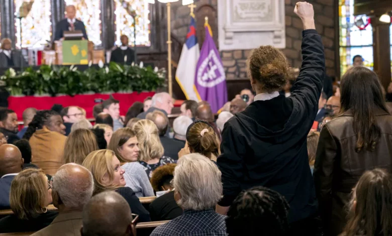 صورة حول : محتجون يقاطعون خطاب بايدن بهتافات مؤيدة للفلسطينيين محتجون يقاطعون خطاب بايدن بهتافات مؤيدة للفلسطينيين