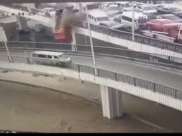 صورة حول : شاهد.. حادث سير مروع على أحد الكباري بمصر سيارات تسقط من فوق جسر شاهد.. حادث سير مروع على أحد الكباري بمصر سيارات تسقط من فوق جسر
