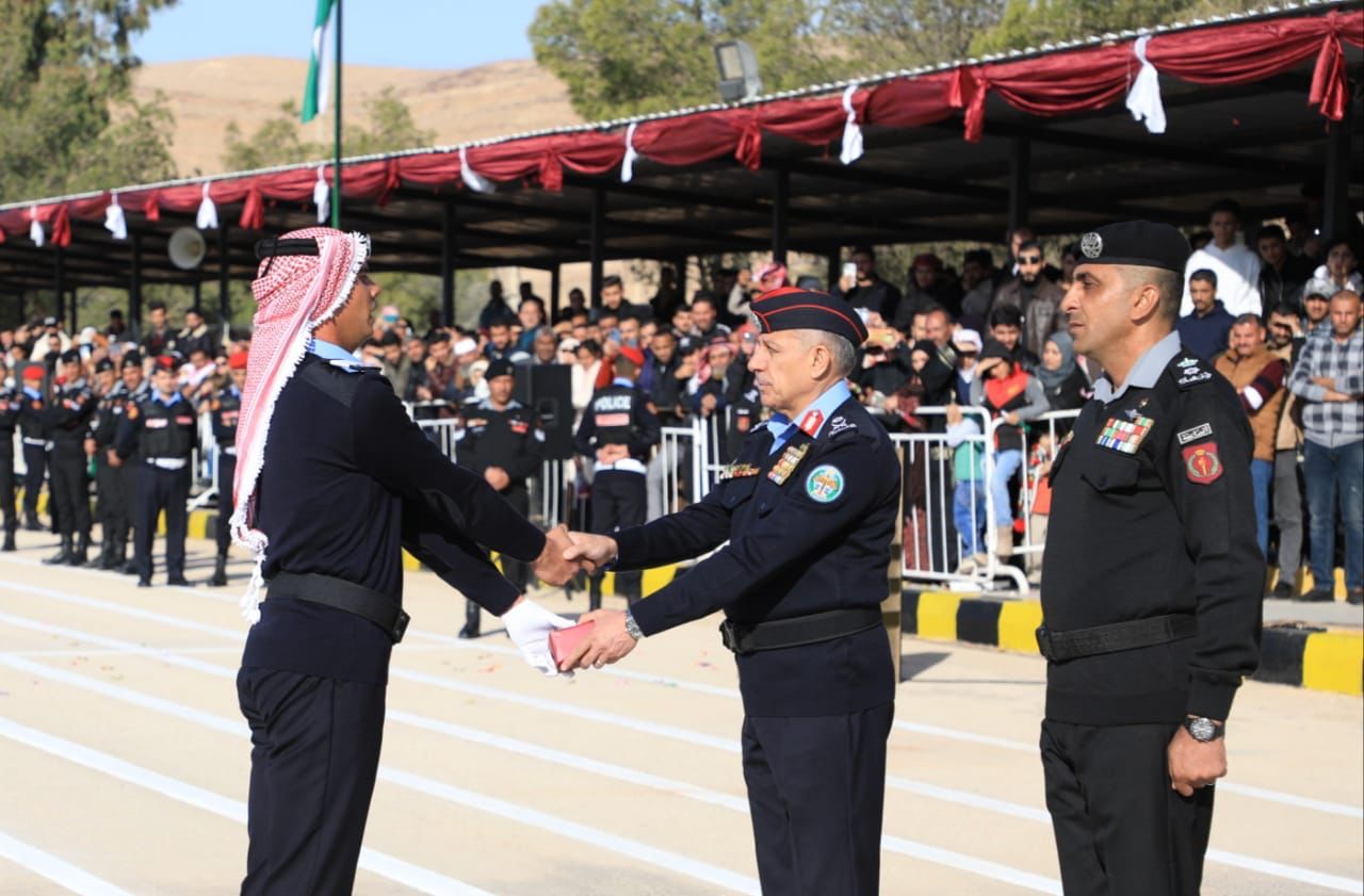 صورة حول : اللواء المعايطة يرعى تخريج كوكبة من مستجدّي الأمن العام اللواء المعايطة يرعى تخريج كوكبة من مستجدّي الأمن العام