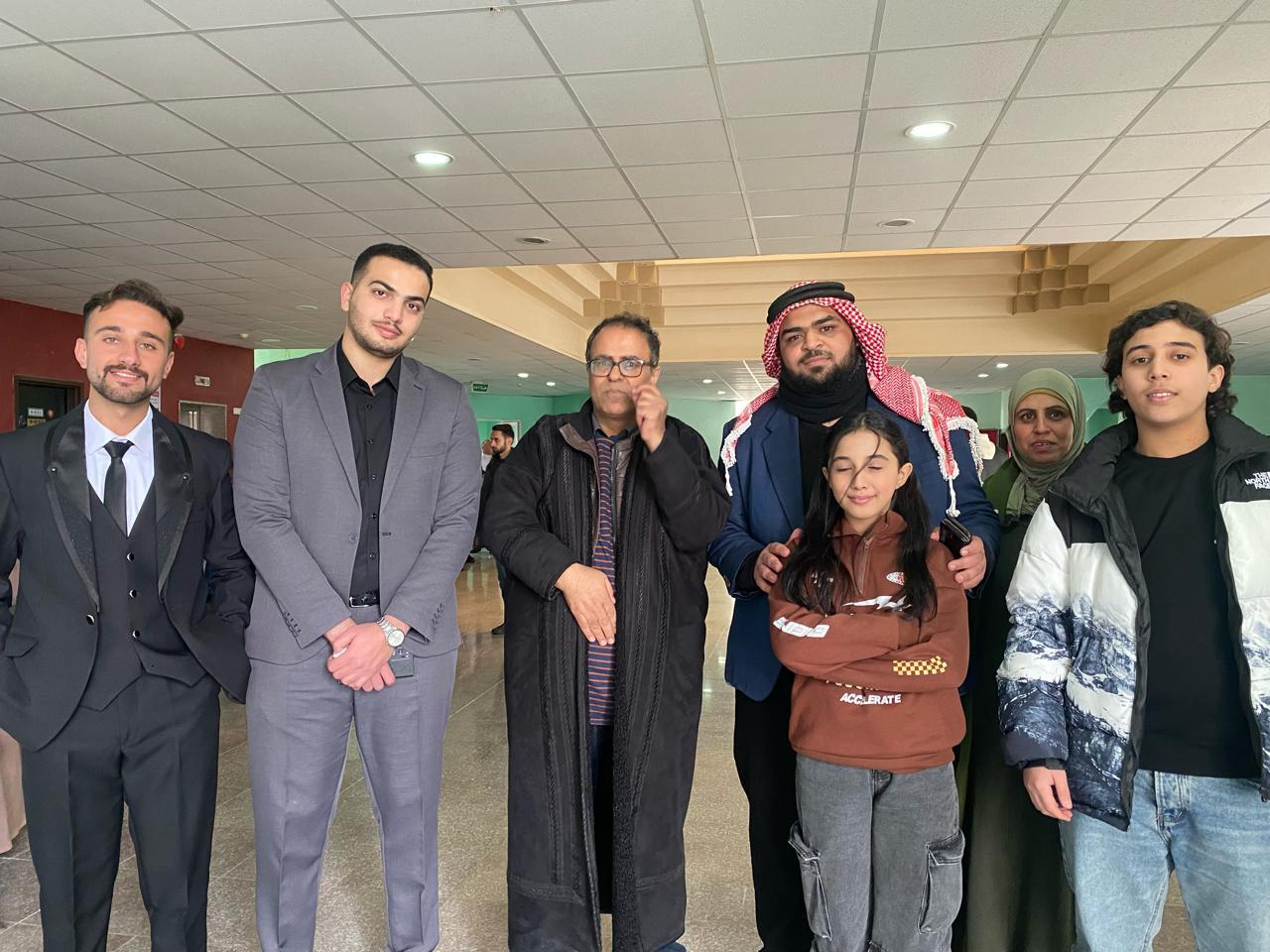 طلبة خريجون في جامعة مؤتة يقدمون مشروعاً نادرا في تكنولوجيا المحاكاة الرقمية الكهربائية.