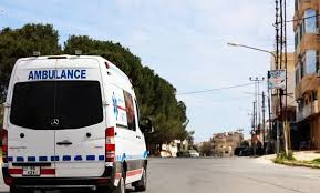 ٥ إصابات بتدهور مركبة واصطدامها بعامود انارة