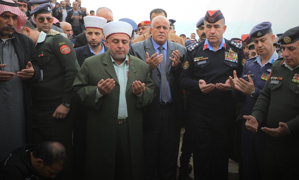 القوات المسلحة تشيع جثمان الشهيد الرائد الطيار عمر العبادي