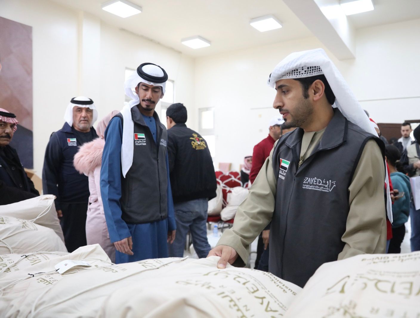 مؤسسة زايد للأعمال الخيرية والإنسانية توزع "حقيبة الشتاء" في الأردن