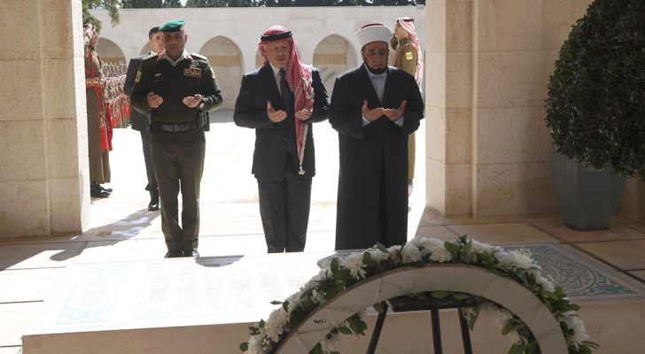 الملك والملكة وولي العهد يزورون ضريح المغفور له الملك الحسين