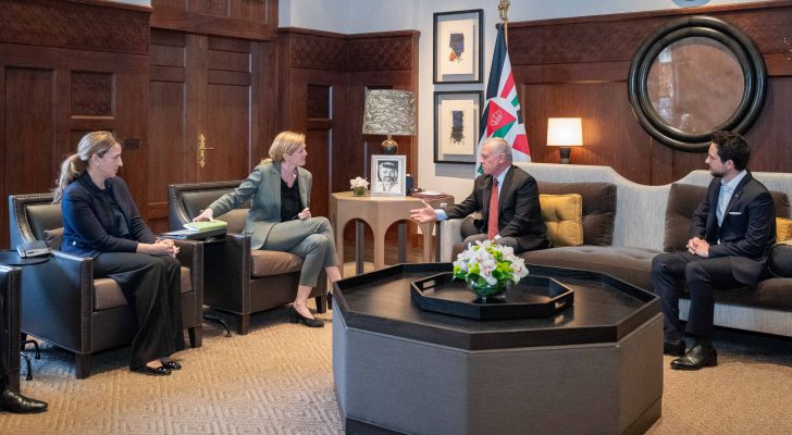 صورة حول : الملك يستقبل مديرة الوكالة الأمريكية للتنمية ويحذر من وقف دعم الأونروا الملك يستقبل مديرة الوكالة الأمريكية للتنمية ويحذر من وقف دعم الأونروا