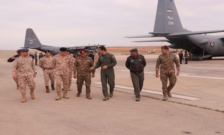 صورة حول : الحنيطي يشرف على تجهيز طائرات المساعدات الأردنية المتوجهة إلى غزة الحنيطي يشرف على تجهيز طائرات المساعدات الأردنية المتوجهة إلى غزة