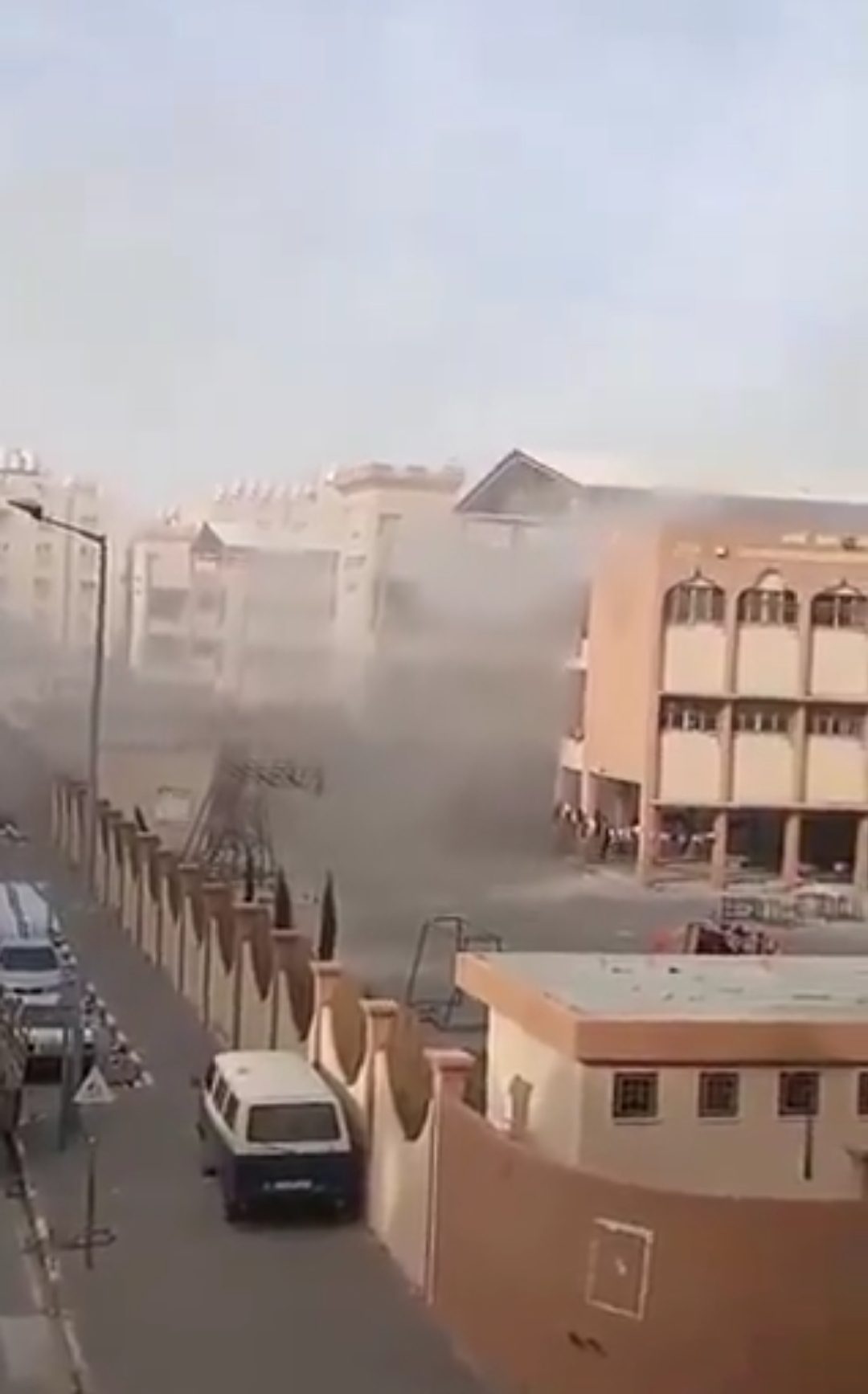 صورة حول : مدفعية الاحتلال تستهدف مدرسة تؤوي نازحين شمالي غربي خان يونس مدفعية الاحتلال تستهدف مدرسة تؤوي نازحين شمالي غربي خان يونس