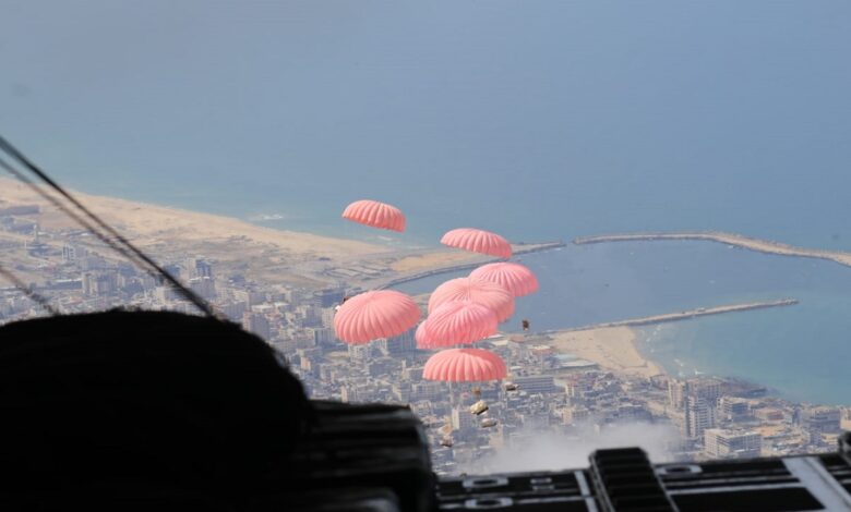 صورة حول : القوات المسلحة تنفذ 6 إنزالات لمساعدات غذائية على شمال غزة القوات المسلحة تنفذ 6 إنزالات لمساعدات غذائية على شمال غزة