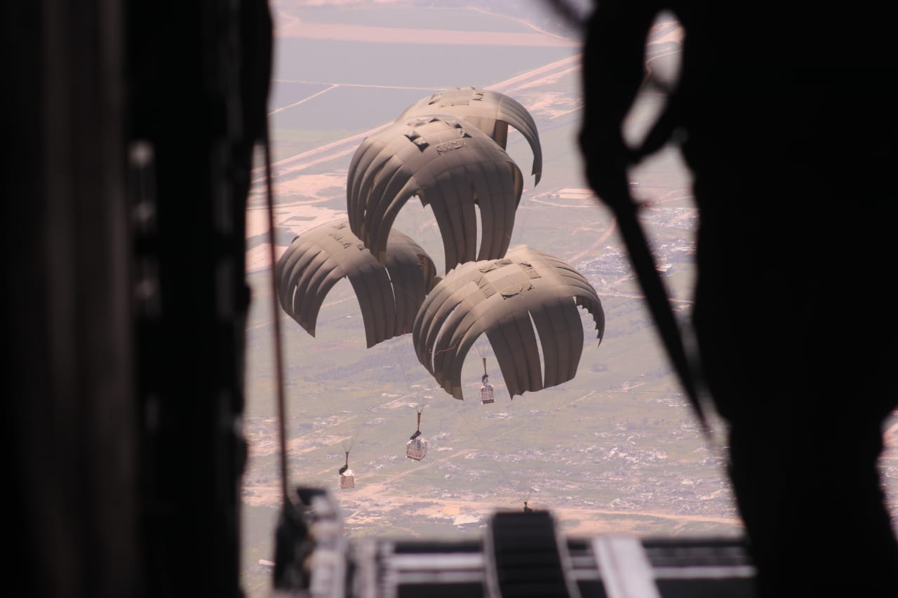 القوات المسلحة وبمشاركة دولية تنفذ 7 إنزالات جوية لمساعدات على غزة