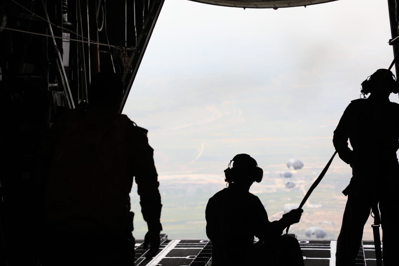 صورة حول : القوات المسلحة تنفذ 6 إنزالات جوية لمساعدات على غزة بمشاركة 4 دول القوات المسلحة تنفذ 6 إنزالات جوية لمساعدات على غزة بمشاركة 4 دول