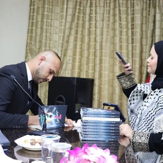 صورة حول : مصطفى جربوع يشهر " 7 أكتوبر" اتحاد الكتّاب برعاية معالي لينا شبيب مصطفى جربوع يشهر " 7 أكتوبر" اتحاد الكتّاب برعاية معالي لينا شبيب