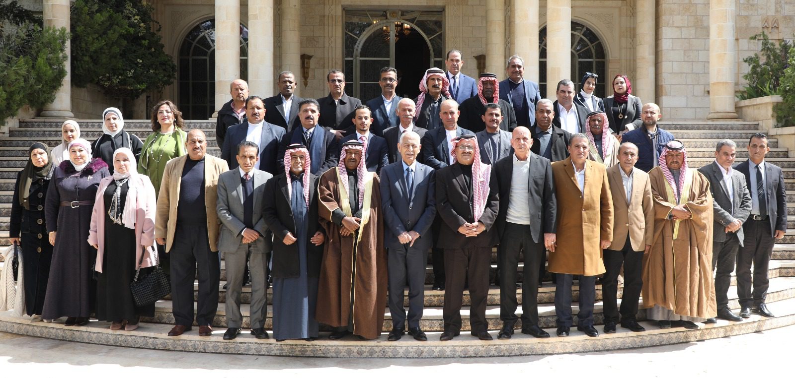 صورة حول : رئيس الديوان الملكي الهاشمي يلتقي وفدا يمثل فعاليات شعبية ومجتمعية من مادبا رئيس الديوان الملكي الهاشمي يلتقي وفدا يمثل فعاليات شعبية ومجتمعية من مادبا