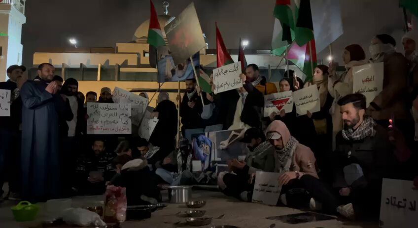 صورة حول : وقفة تضامنية صامتة في ساحة الكالوتي بعمان نصرة لغزة وقفة تضامنية صامتة في ساحة الكالوتي بعمان نصرة لغزة