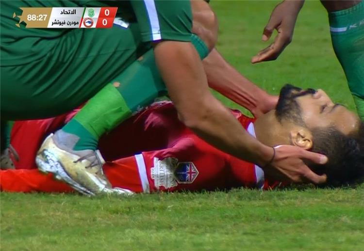 فيديو ،لاعب مصري يسقط فجأة في أرض الملعب