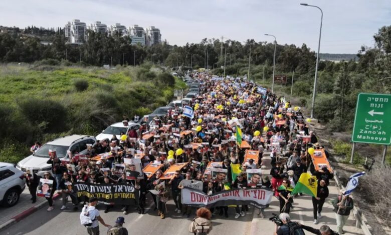 أهالي الأسرى “الإسرائيليين” يدعون بايدن للضغط على نتنياهو