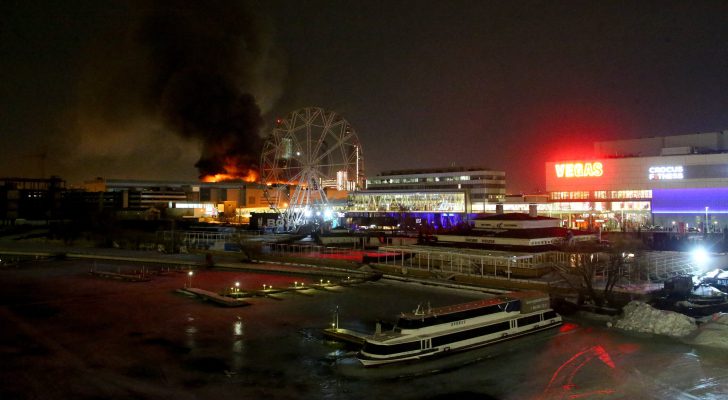 إعلام روسية: أكثر من ٤٠ قتيلا في هجوم مسلح على مجمع كروكوس في موسكو