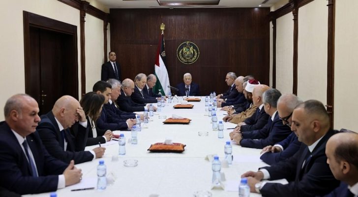 صورة حول : الحكومة الفلسطينية الجديدة تؤدي اليمين الدستورية أمام الرئيس الفلسطيني عباس الحكومة الفلسطينية الجديدة تؤدي اليمين الدستورية أمام الرئيس الفلسطيني عباس