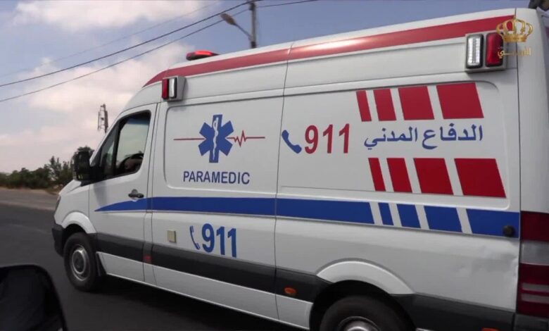 تدهور مركبة على الطريق الصحراوي