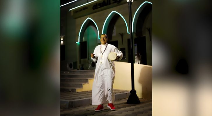 مصرية تؤدي دور المسحراتي لإحياء أجواء شهر رمضان