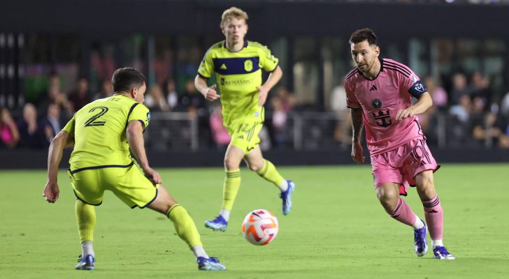 ميسي يرد على استفزاز الجماهير بطريقة رائعة