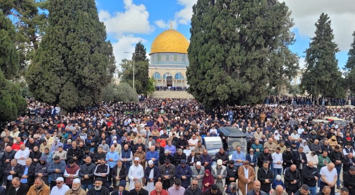 ٨٠ ألف مصل أدوا صلاة الجمعة الأولى من رمضان في المسجد الأقصى المبارك