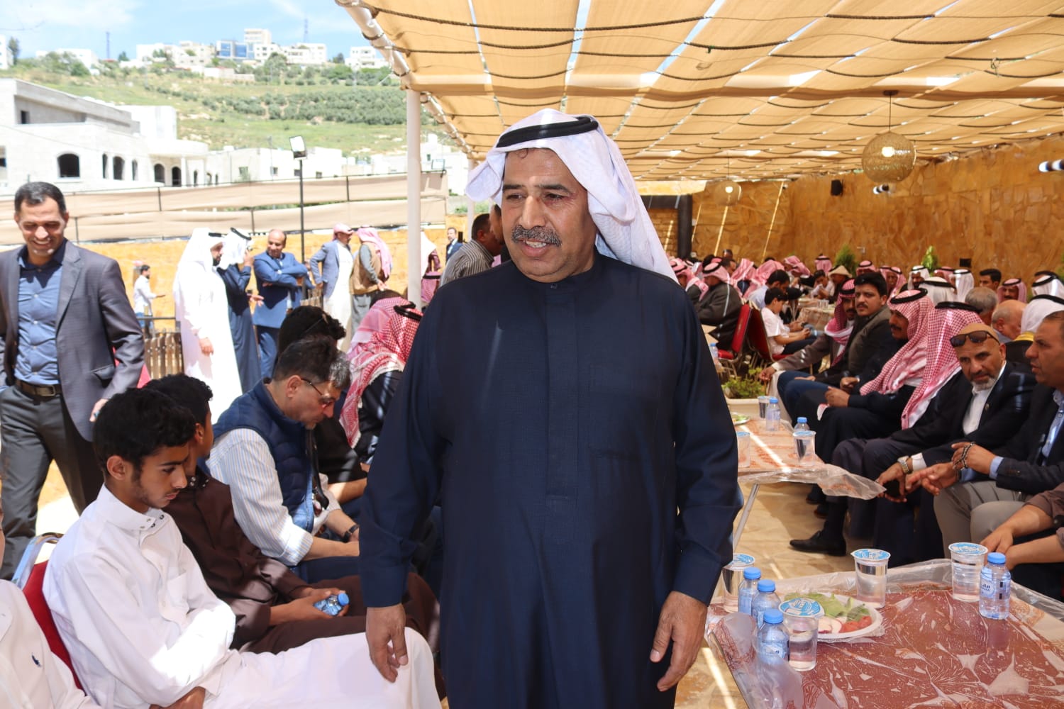 الشيخ طالب المناصير ( أبو نشمي ) واخوانة يولمون لحشد من شيوخ ووجهاء المملكة .. صور