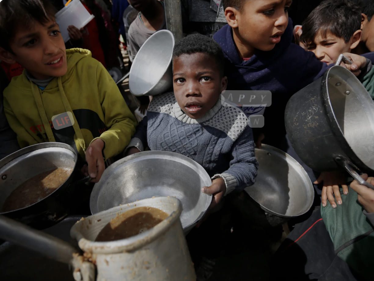 إنقاذ 3 أطفال تناولوا نباتات سامة بسبب الجوع مِن قبل الميداني الأردني بغزة