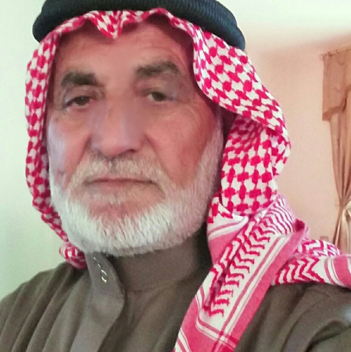 مواطن طفيلي يطلب ممن يقصدون زيارته عدم الحديث في الإنتخابات