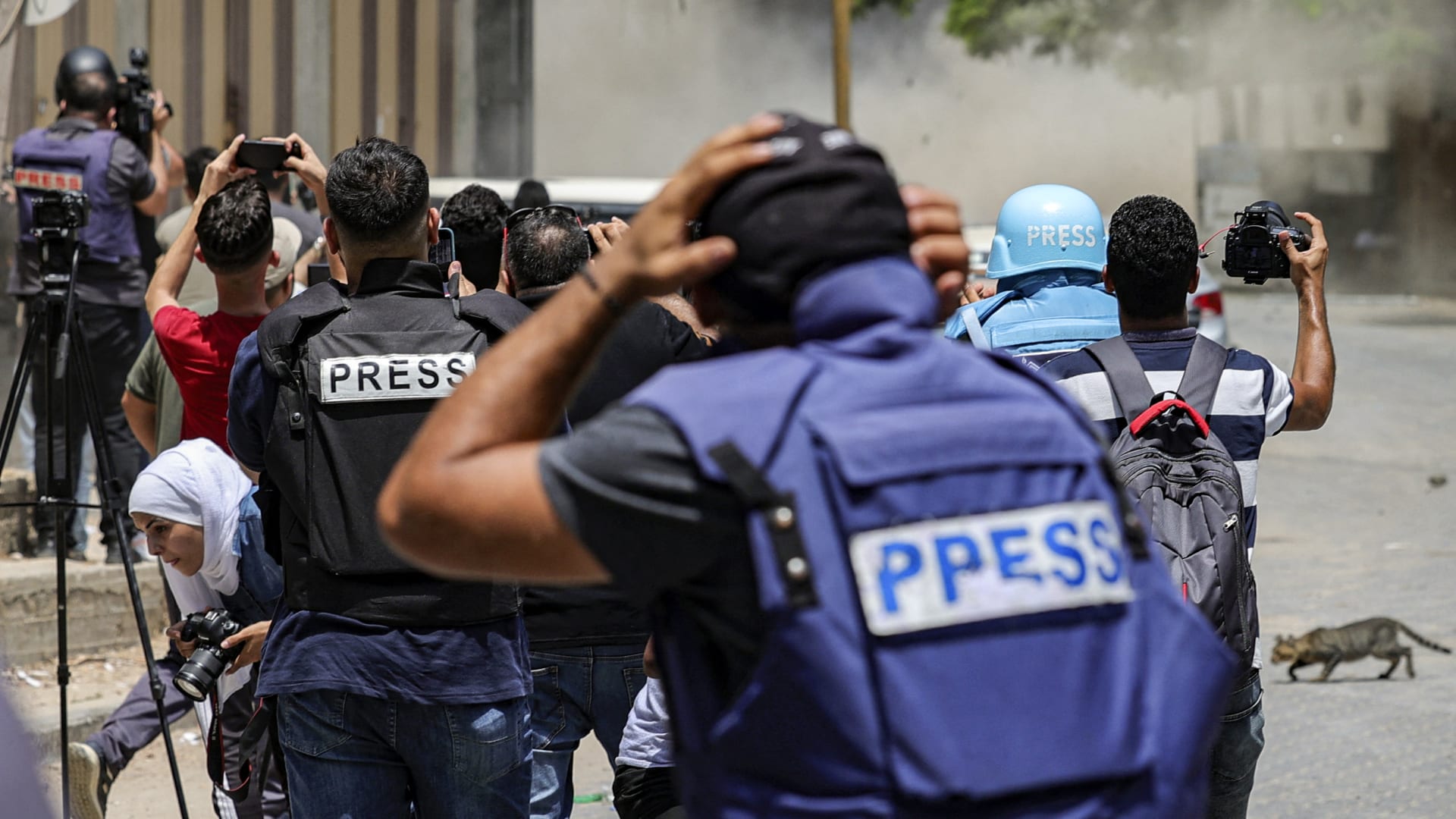 إصابة خَطيرة لِصحفيين فِي قصف إسرائيليّ وسط غزة