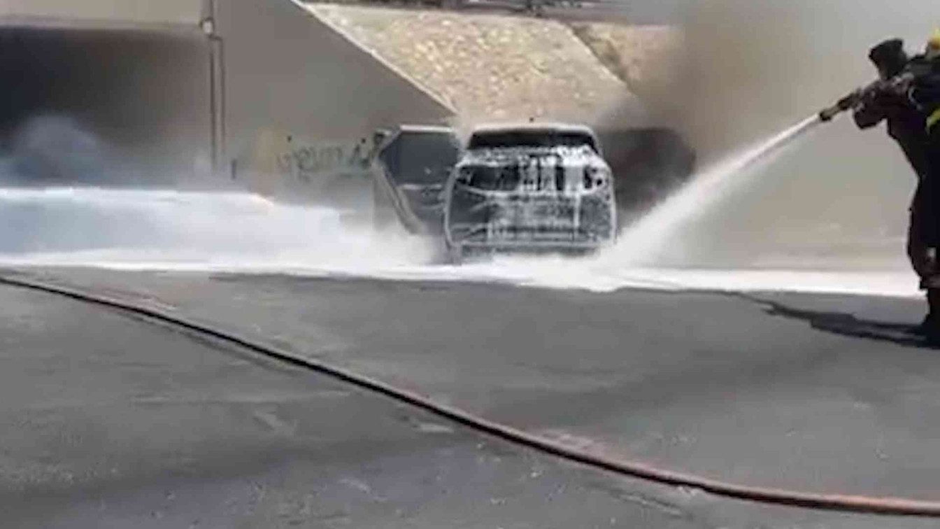 احتراق مركبة كهربائية بالكامل على طريق المطار