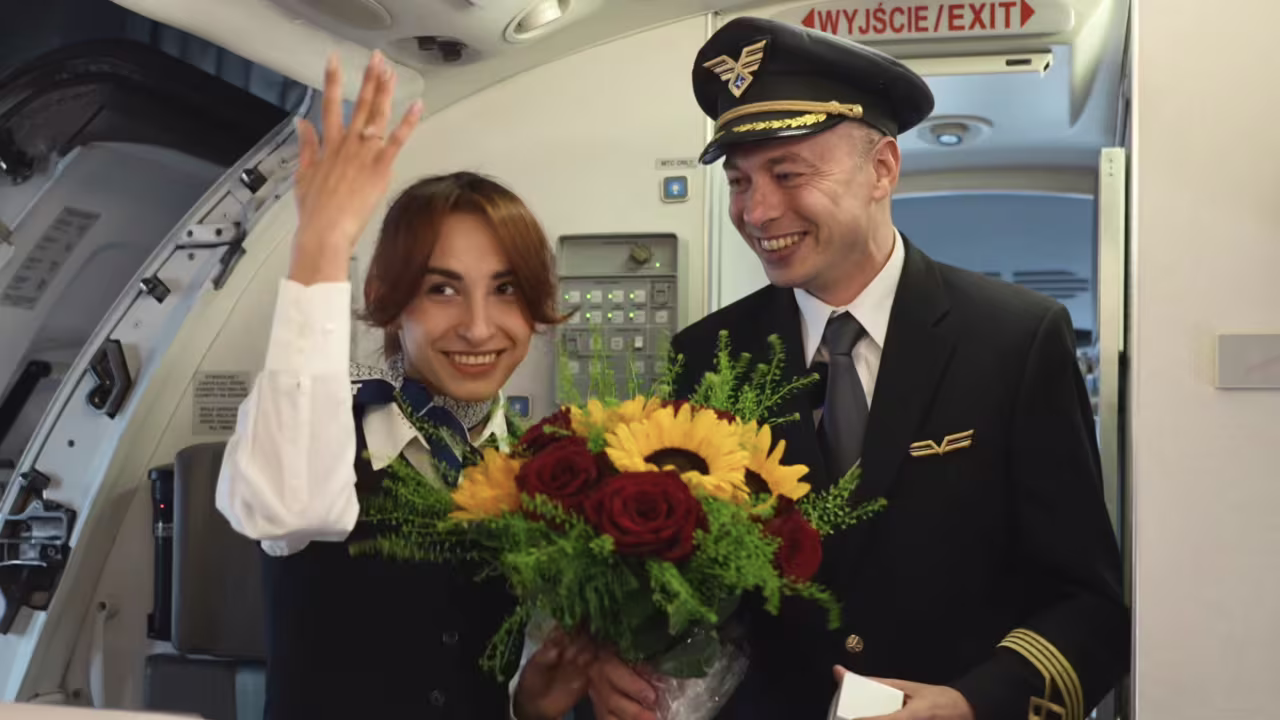 أمام الركاب وفِي الأجواء "طيار يَتقدم للزواج مِن المضيفة"