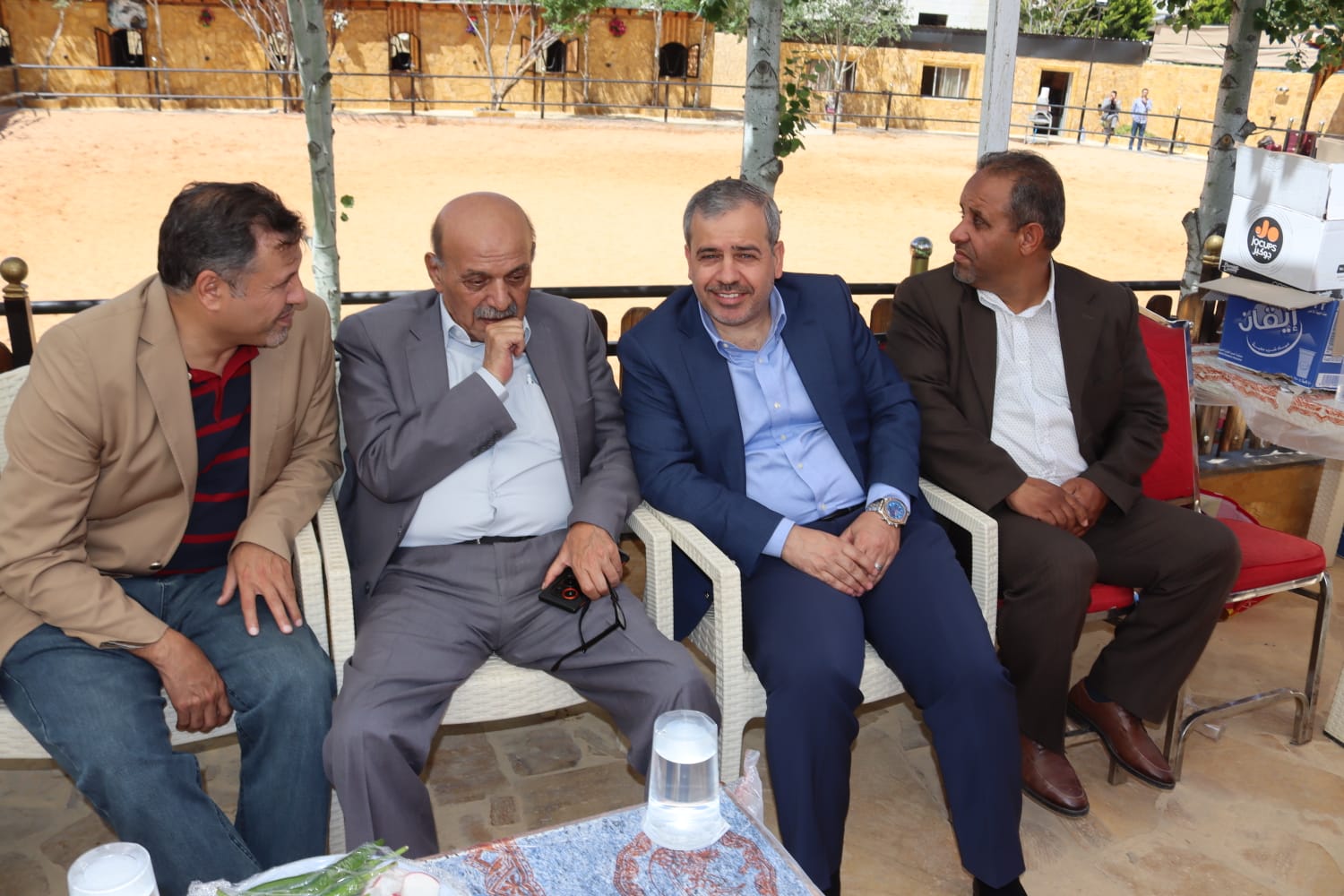 الشيخ طالب المناصير ( أبو نشمي ) واخوانة يولمون لحشد من شيوخ ووجهاء المملكة .. صور