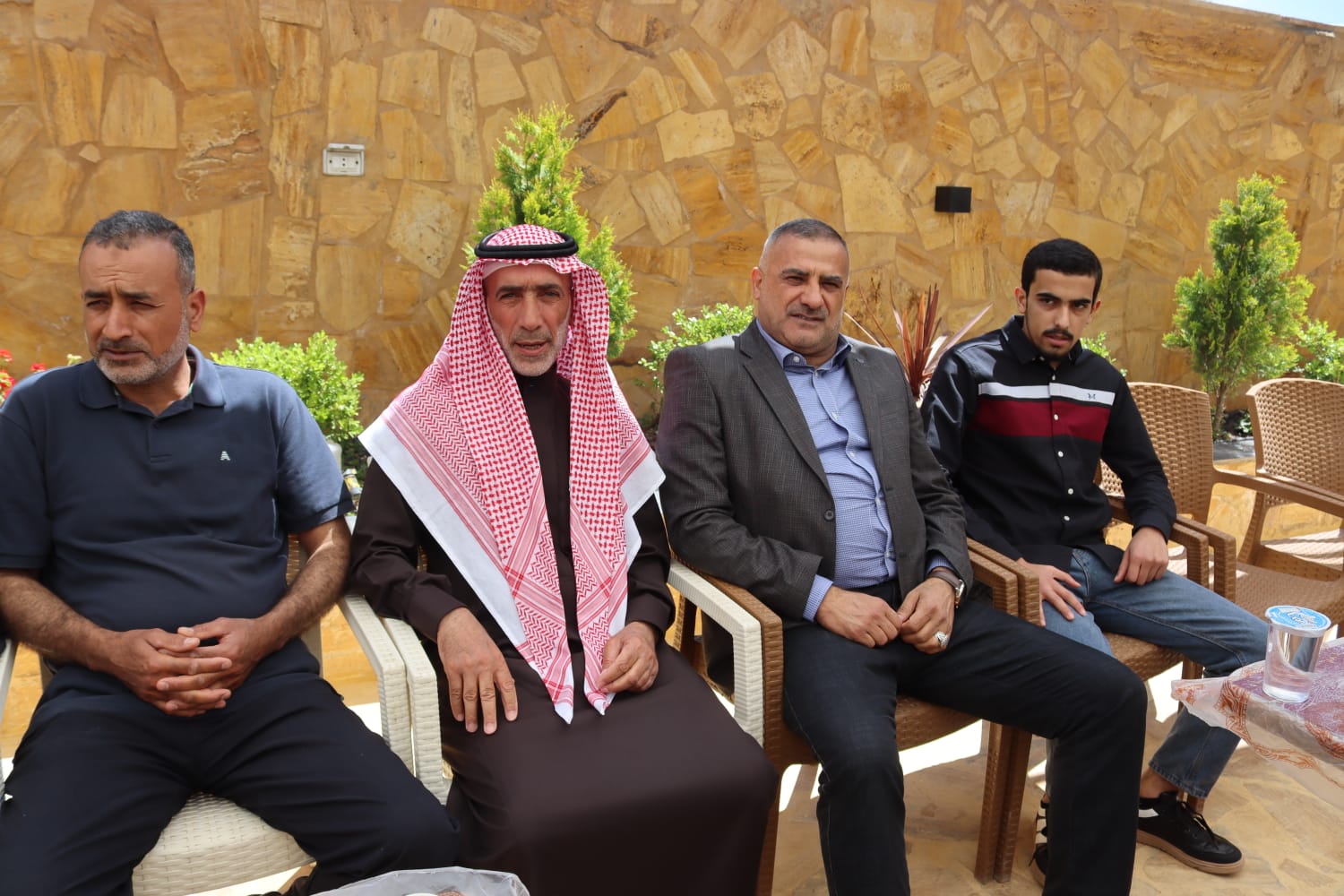 الشيخ طالب المناصير ( أبو نشمي ) واخوانة يولمون لحشد من شيوخ ووجهاء المملكة .. صور