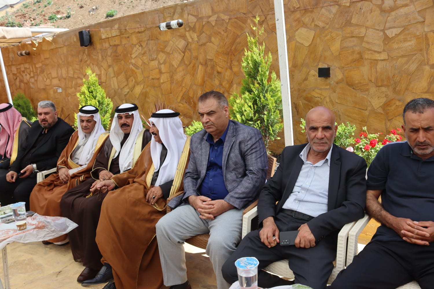 الشيخ طالب المناصير ( أبو نشمي ) واخوانة يولمون لحشد من شيوخ ووجهاء المملكة .. صور