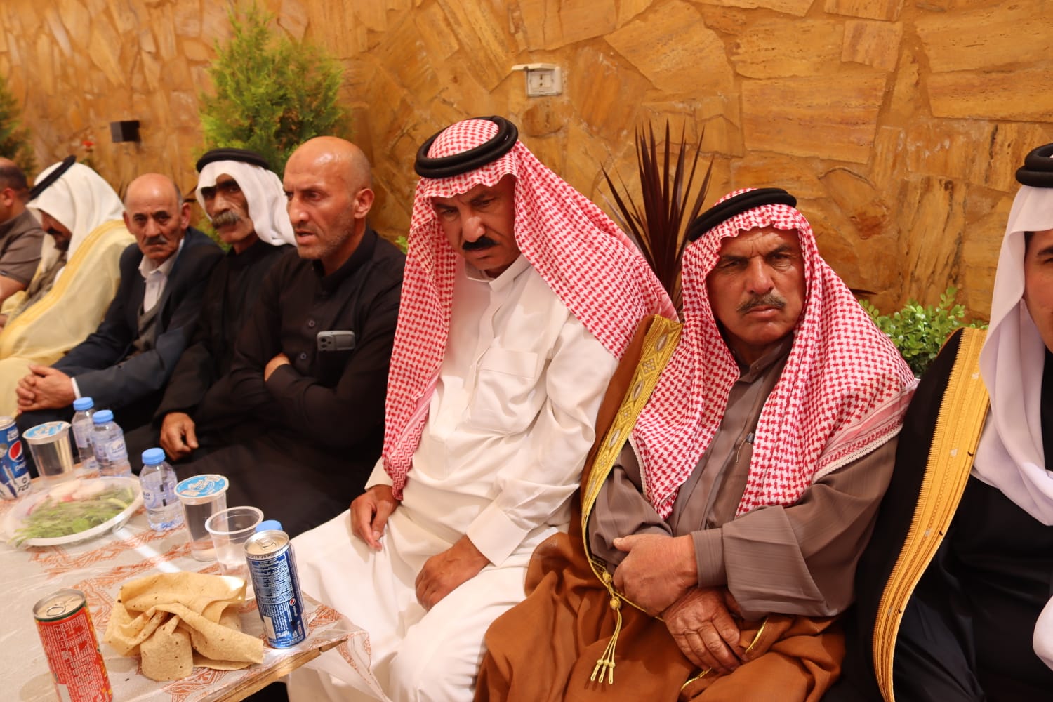 الشيخ طالب المناصير ( أبو نشمي ) واخوانة يولمون لحشد من شيوخ ووجهاء المملكة .. صور