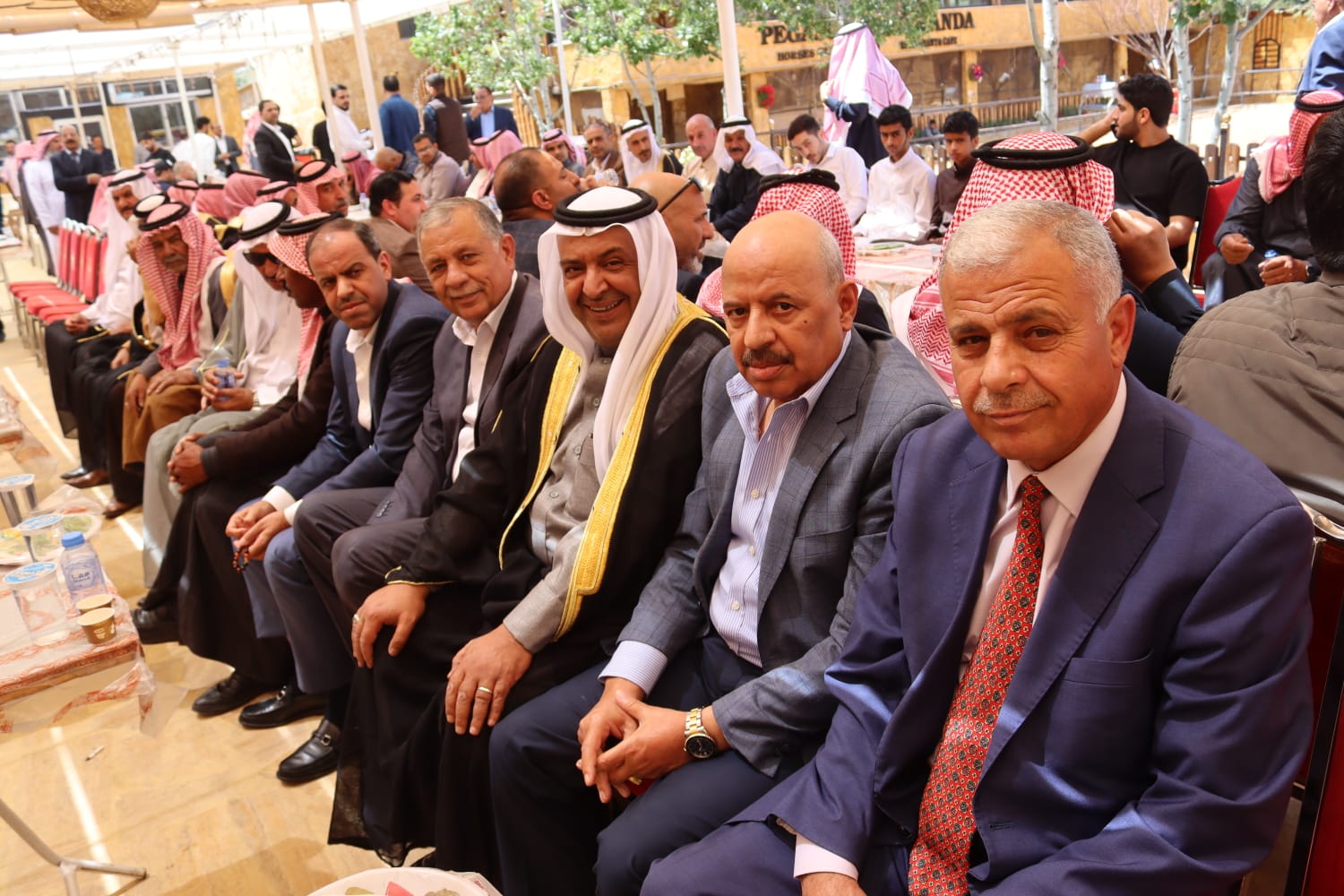 الشيخ طالب المناصير ( أبو نشمي ) واخوانة يولمون لحشد من شيوخ ووجهاء المملكة .. صور