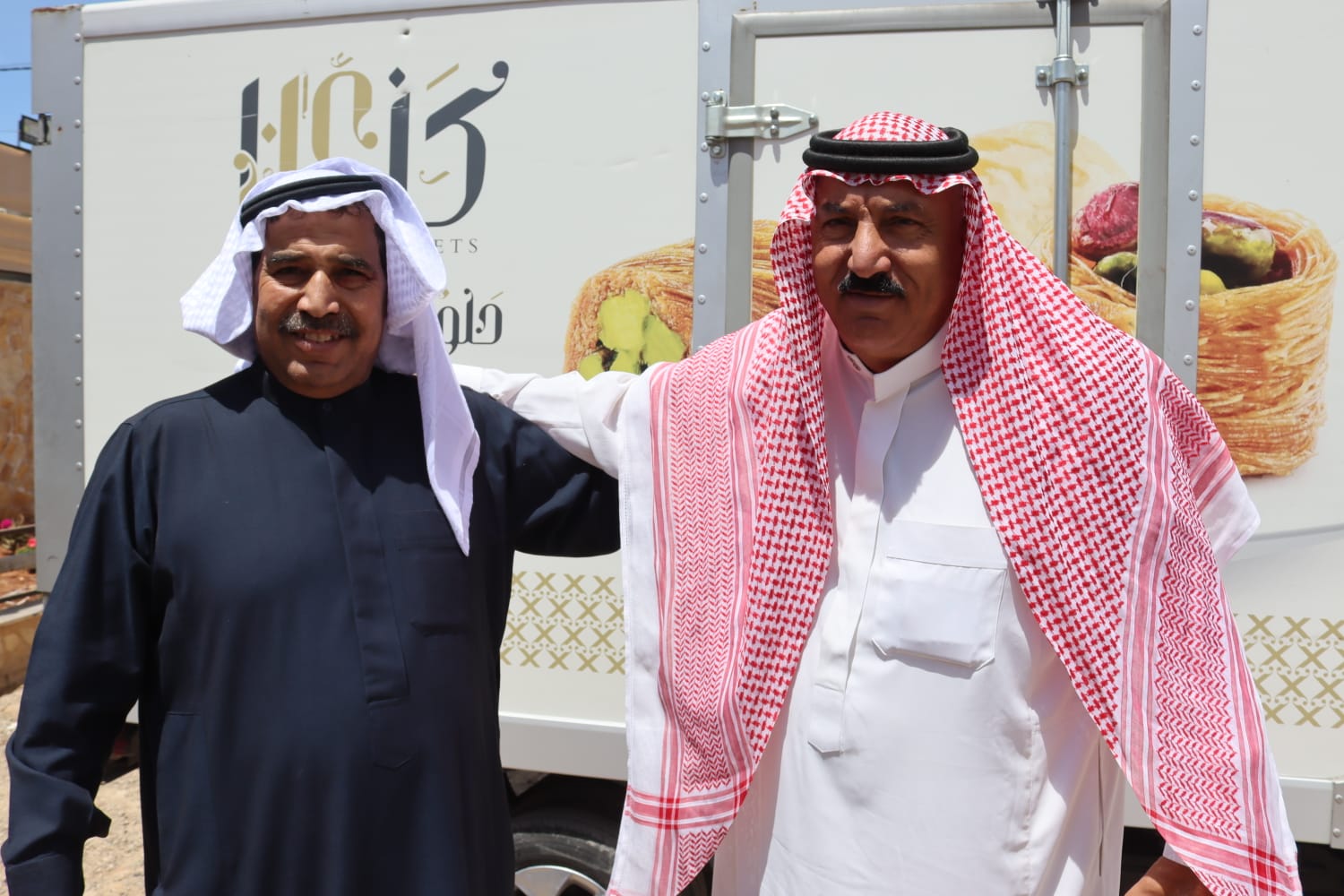 الشيخ طالب المناصير ( أبو نشمي ) واخوانة يولمون لحشد من شيوخ ووجهاء المملكة .. صور