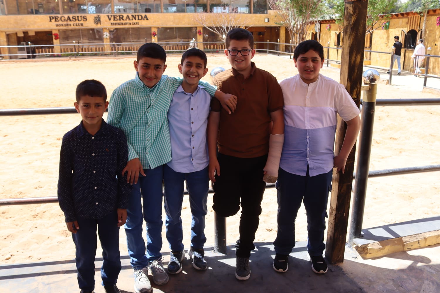 الشيخ طالب المناصير ( أبو نشمي ) واخوانة يولمون لحشد من شيوخ ووجهاء المملكة .. صور