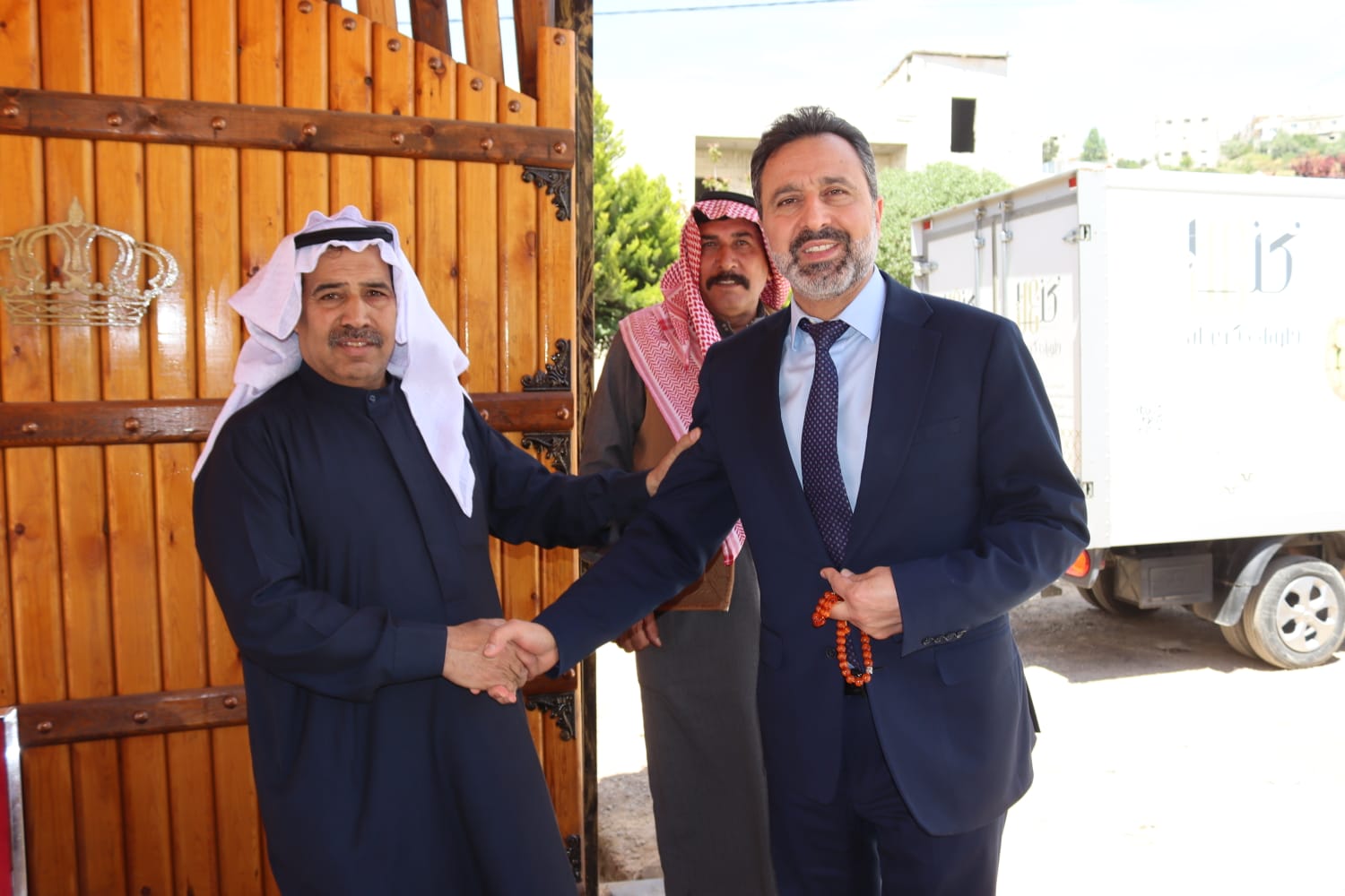 الشيخ طالب المناصير ( أبو نشمي ) واخوانة يولمون لحشد من شيوخ ووجهاء المملكة .. صور