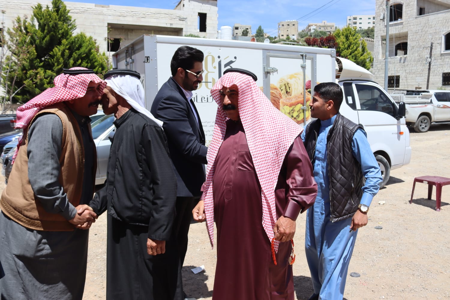 الشيخ طالب المناصير ( أبو نشمي ) واخوانة يولمون لحشد من شيوخ ووجهاء المملكة .. صور