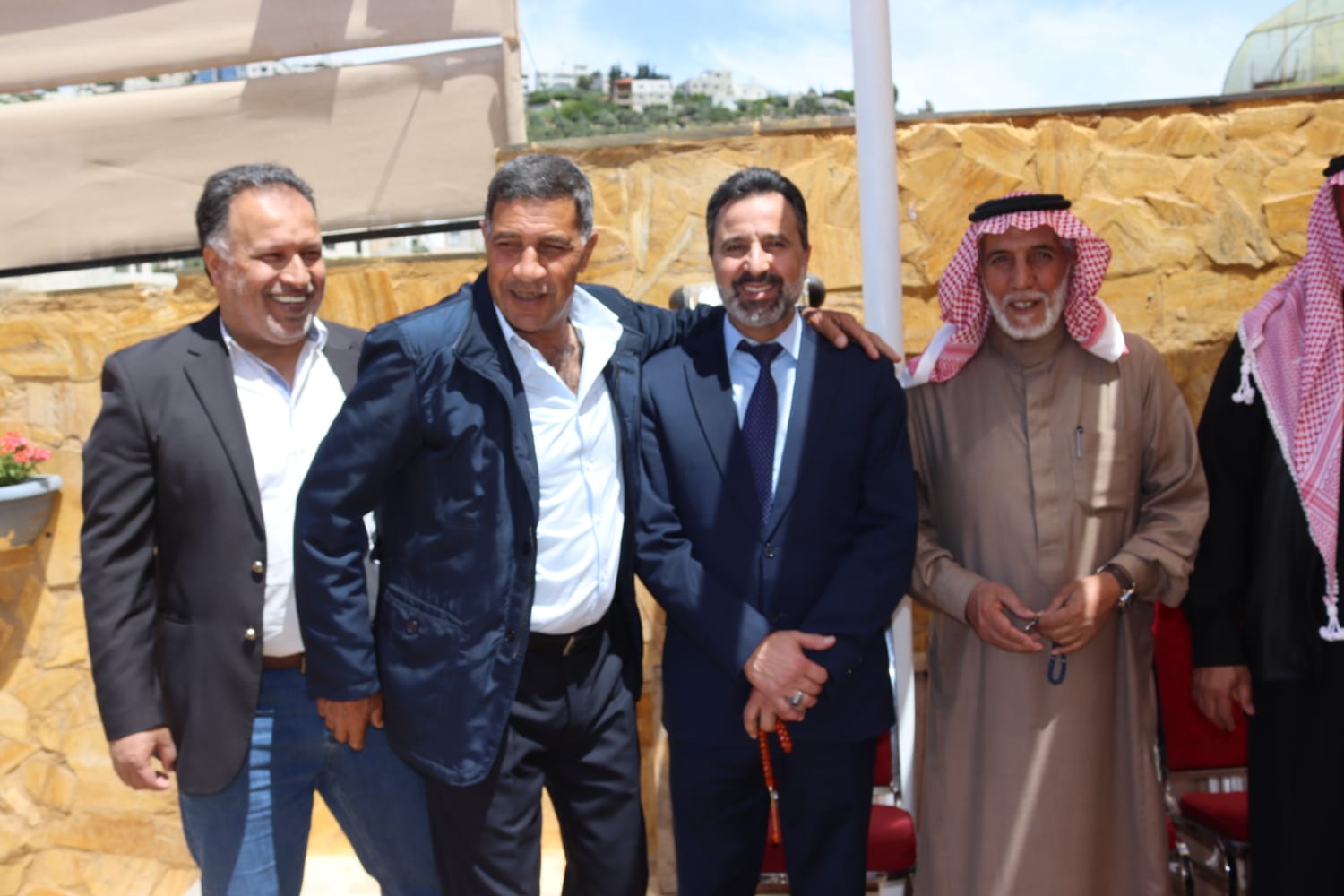 الشيخ طالب المناصير ( أبو نشمي ) واخوانة يولمون لحشد من شيوخ ووجهاء المملكة .. صور