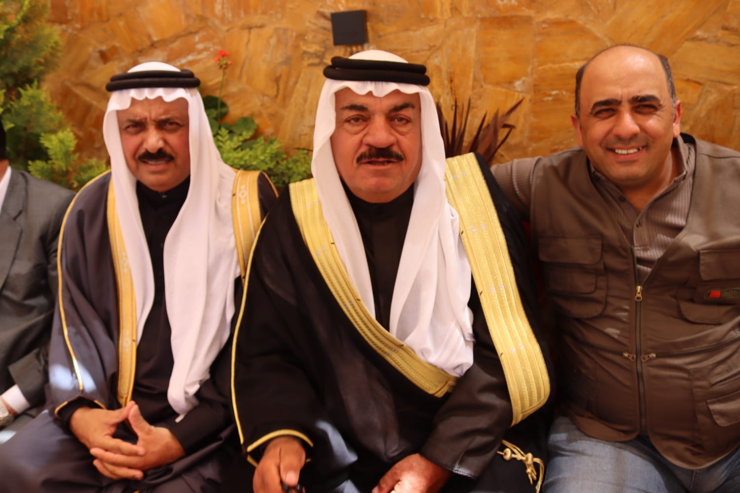 الشيخ طالب المناصير ( أبو نشمي ) واخوانة يولمون لحشد من شيوخ ووجهاء المملكة .. صور