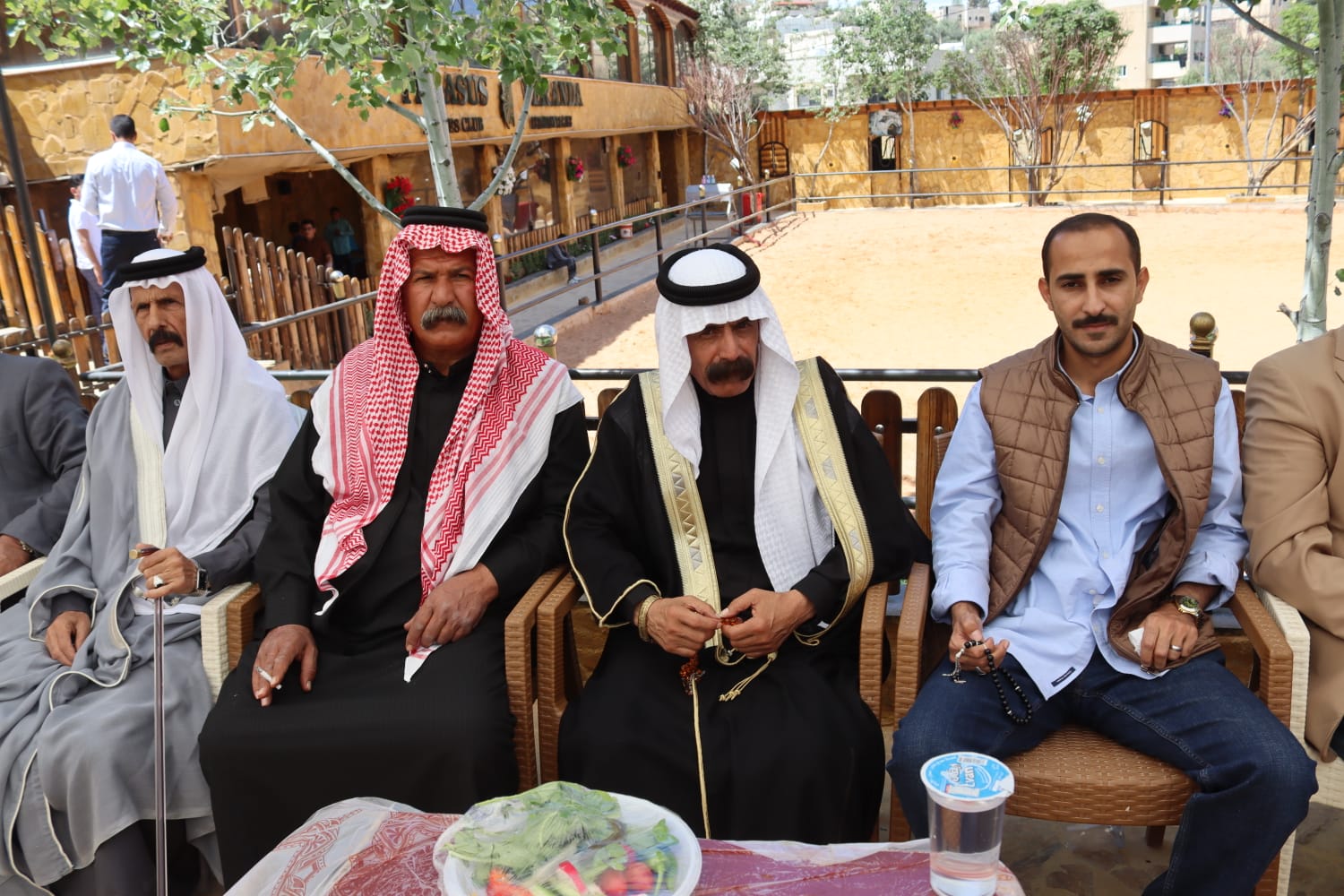 الشيخ طالب المناصير ( أبو نشمي ) واخوانة يولمون لحشد من شيوخ ووجهاء المملكة .. صور