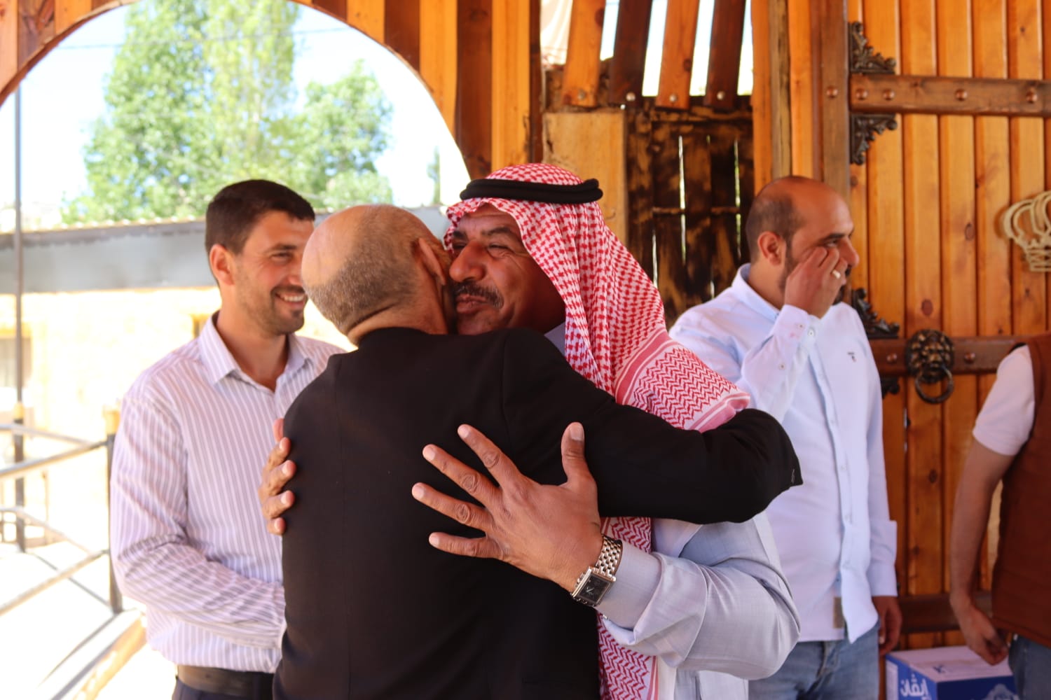 الشيخ طالب المناصير ( أبو نشمي ) واخوانة يولمون لحشد من شيوخ ووجهاء المملكة .. صور