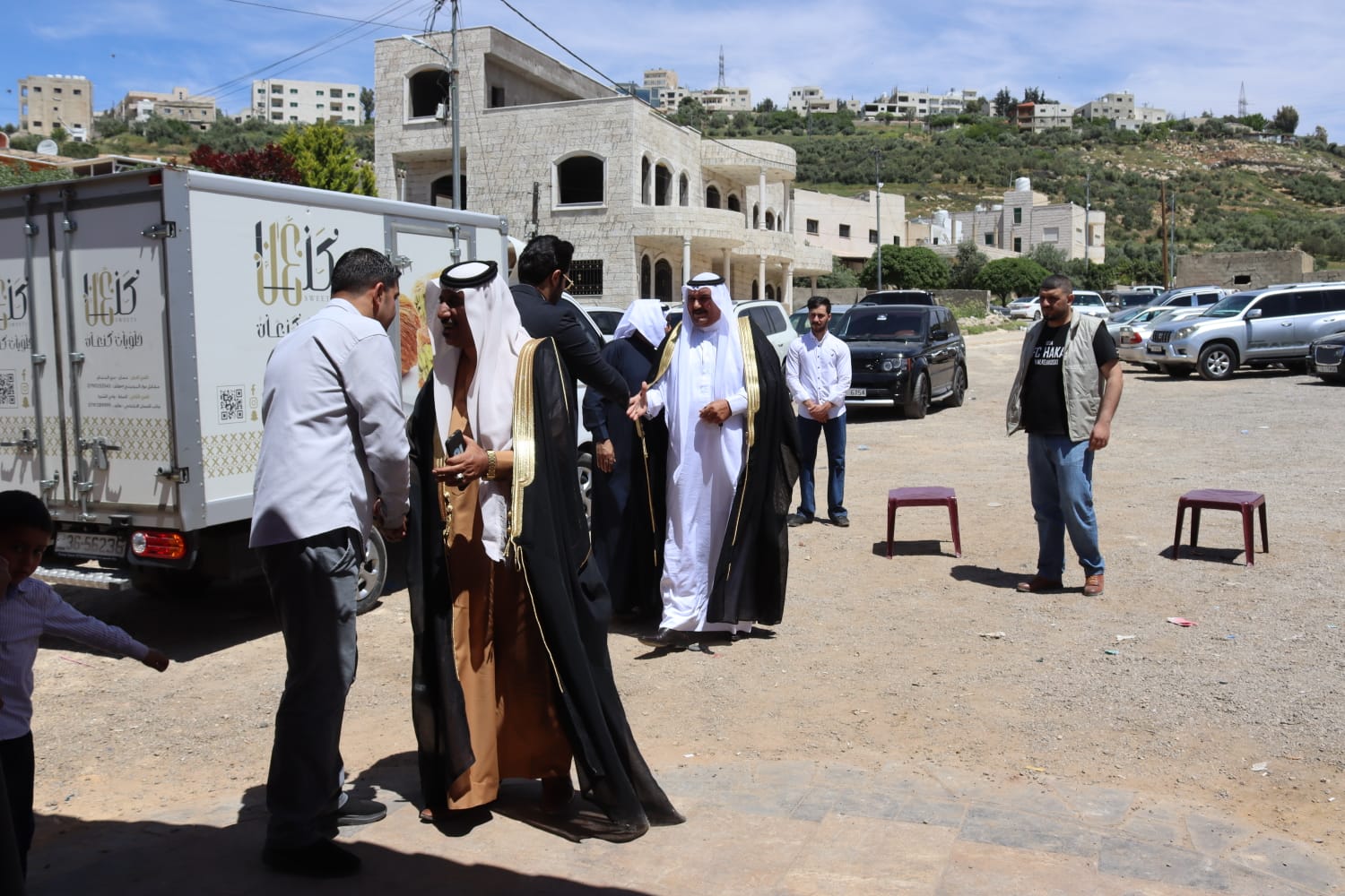 الشيخ طالب المناصير ( أبو نشمي ) واخوانة يولمون لحشد من شيوخ ووجهاء المملكة .. صور