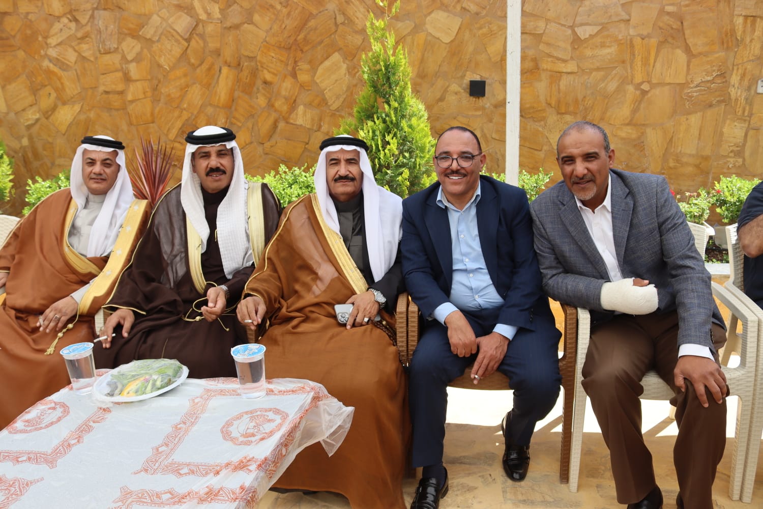 الشيخ طالب المناصير ( أبو نشمي ) واخوانة يولمون لحشد من شيوخ ووجهاء المملكة .. صور