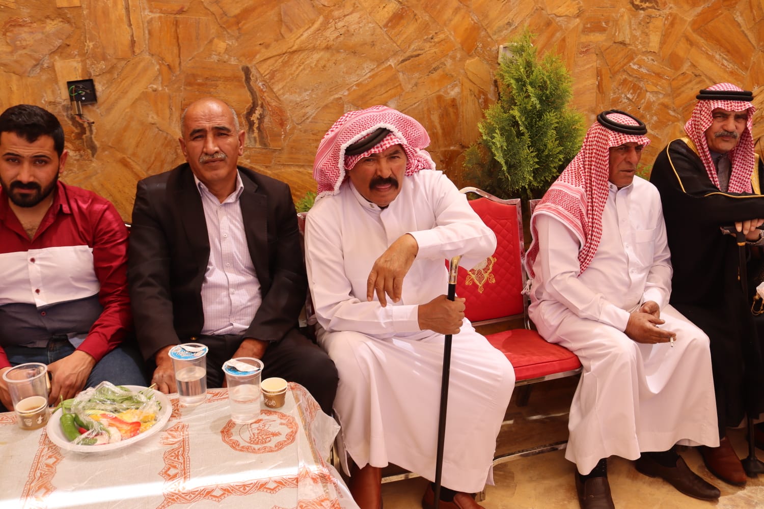 الشيخ طالب المناصير ( أبو نشمي ) واخوانة يولمون لحشد من شيوخ ووجهاء المملكة .. صور