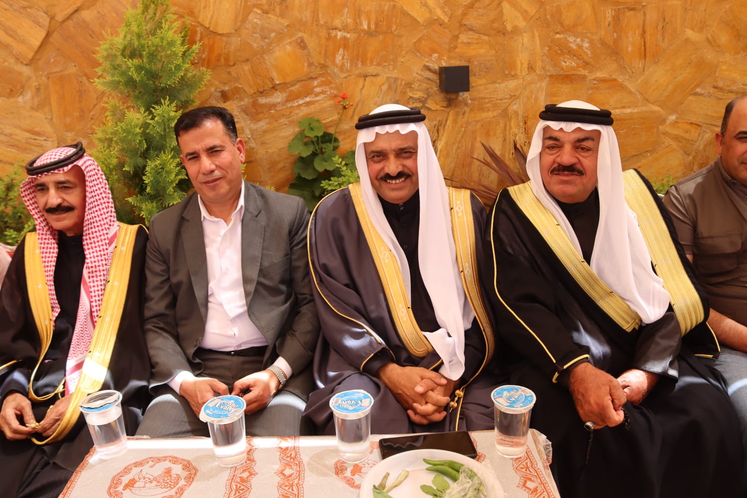 الشيخ طالب المناصير ( أبو نشمي ) واخوانة يولمون لحشد من شيوخ ووجهاء المملكة .. صور