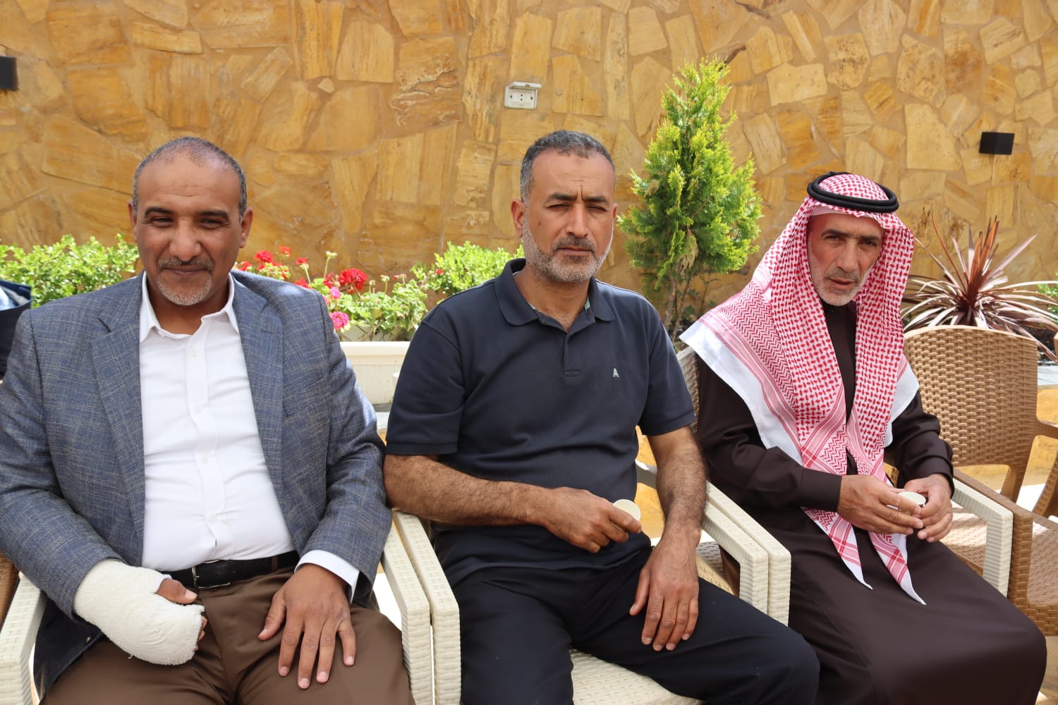 الشيخ طالب المناصير ( أبو نشمي ) واخوانة يولمون لحشد من شيوخ ووجهاء المملكة .. صور